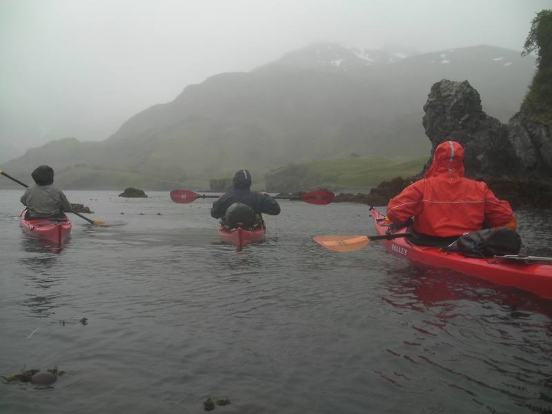 Kayak sous la pluie de kodiak en Alaska